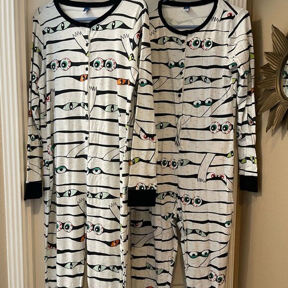 Old Navy Spooky Eyes Set Of Onesie Unisex Pajamas Button Front XL and L TALL - Picture 1 of 16